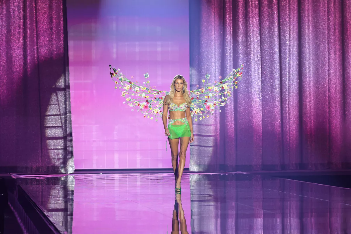 Белла Хадид открыла показ Victoria’s Secret 2026