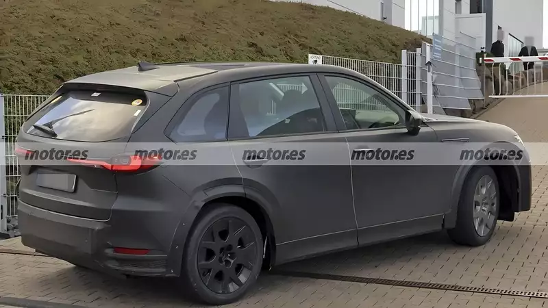 У Нюрбургринга заметили загадочный кроссовер, похожий на Mazda CX-90