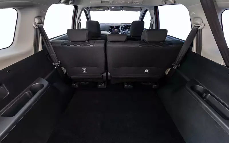 Toyota Rush привезли в Россию: семиместный кроссовер с задним приводом