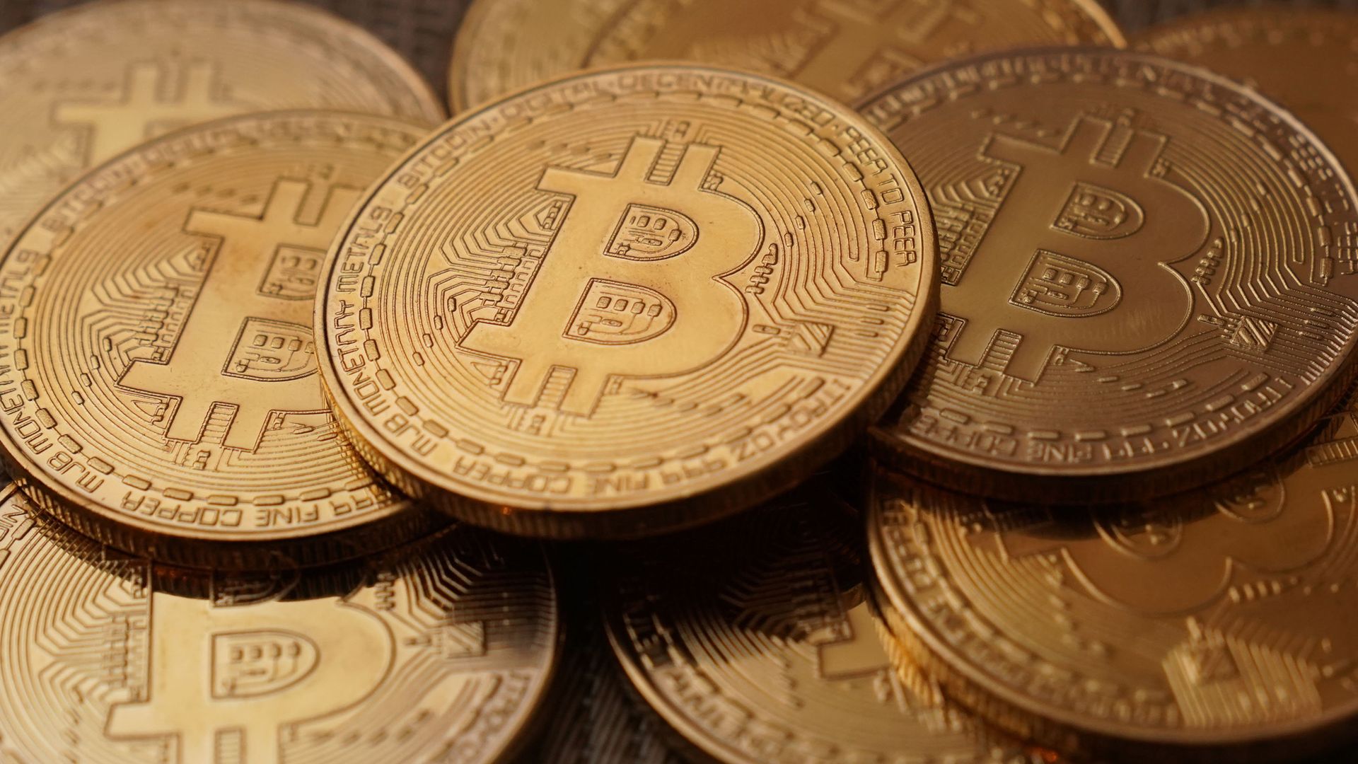 Биткоин подешевел на фоне сообщений о возможной атаке на Binance