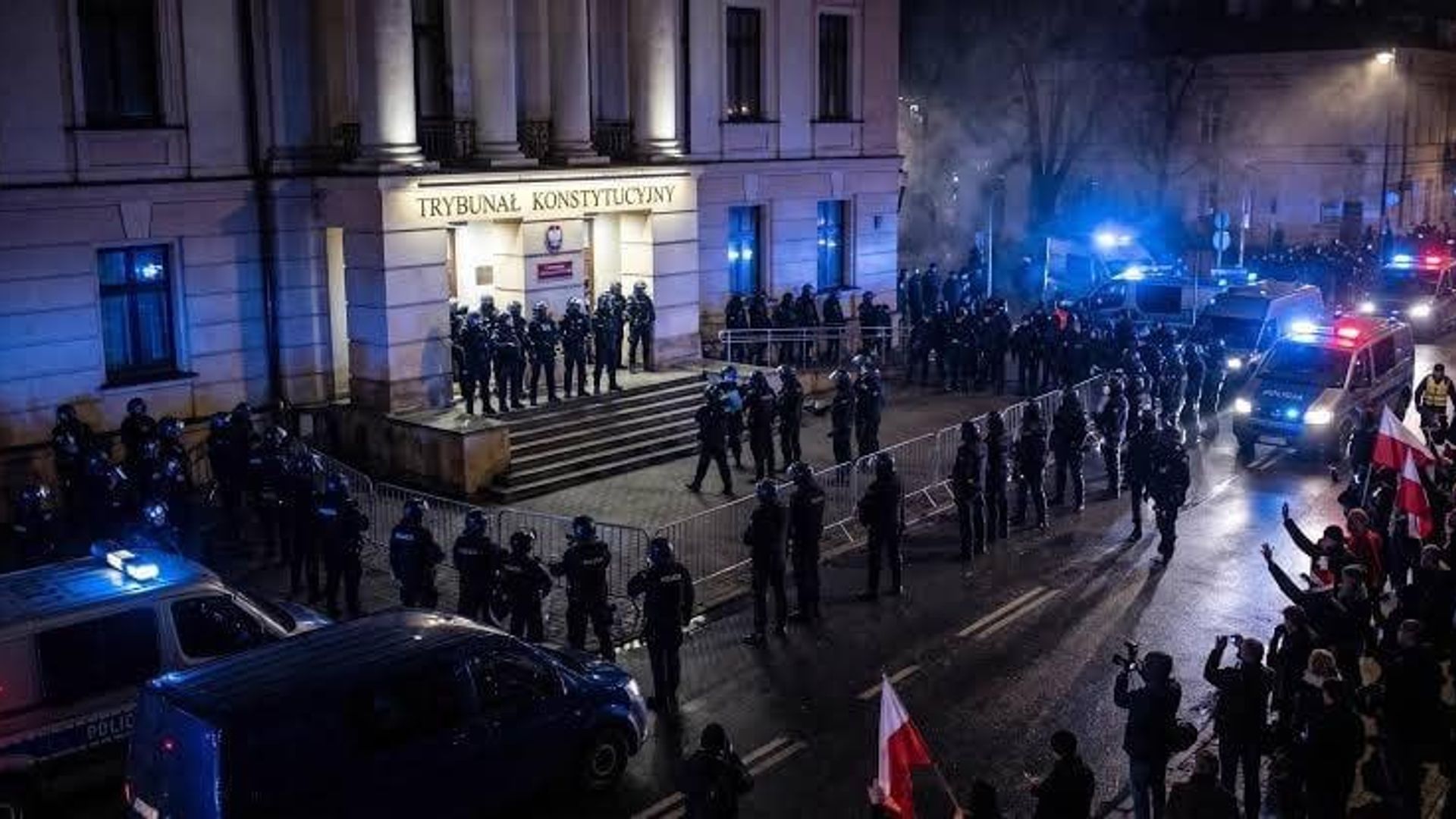 У здания Конституционного суда Польши продолжаются столкновения протестующих с полицией