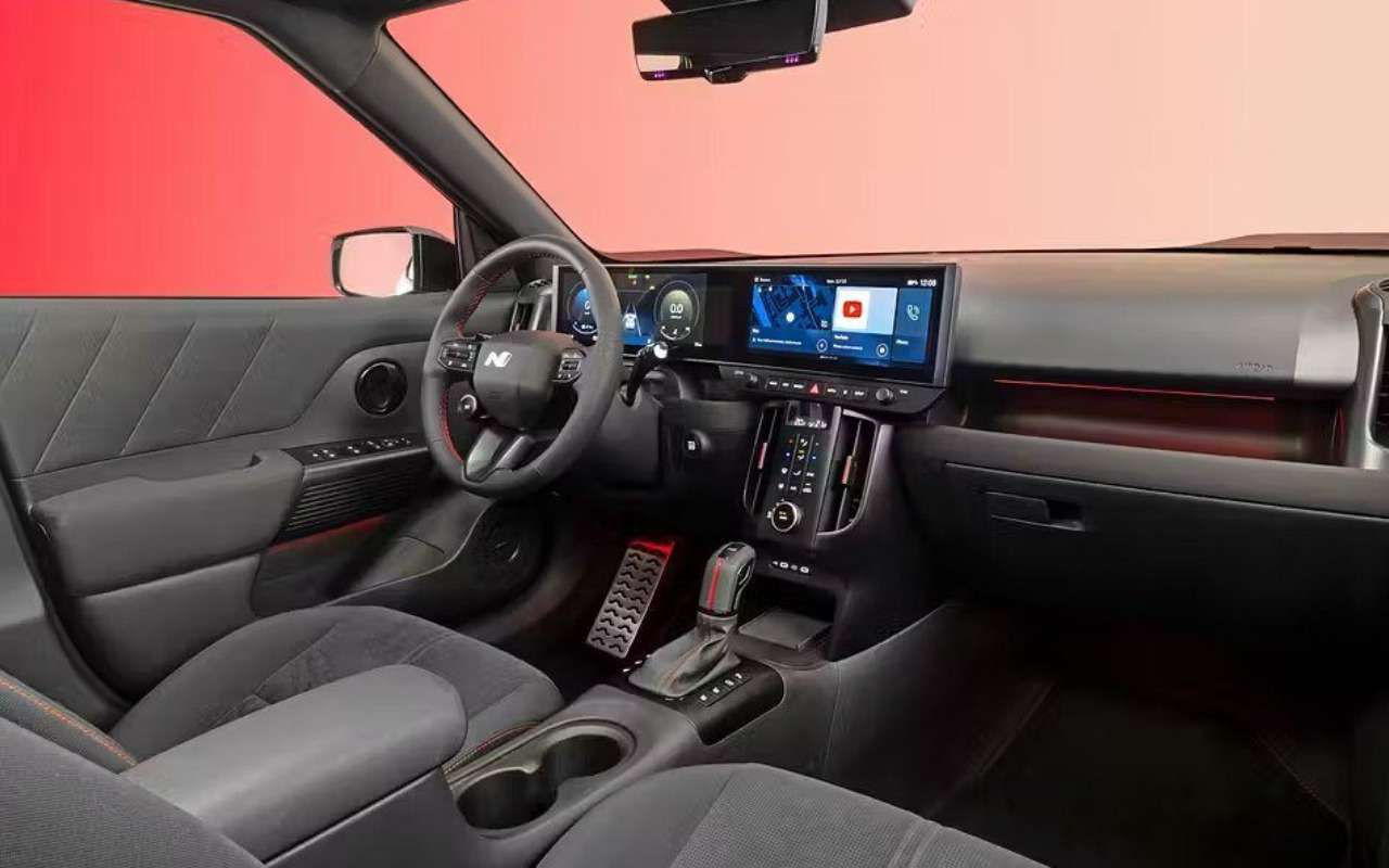 Hyundai Bayon стал крупнее и получил гибридную версию