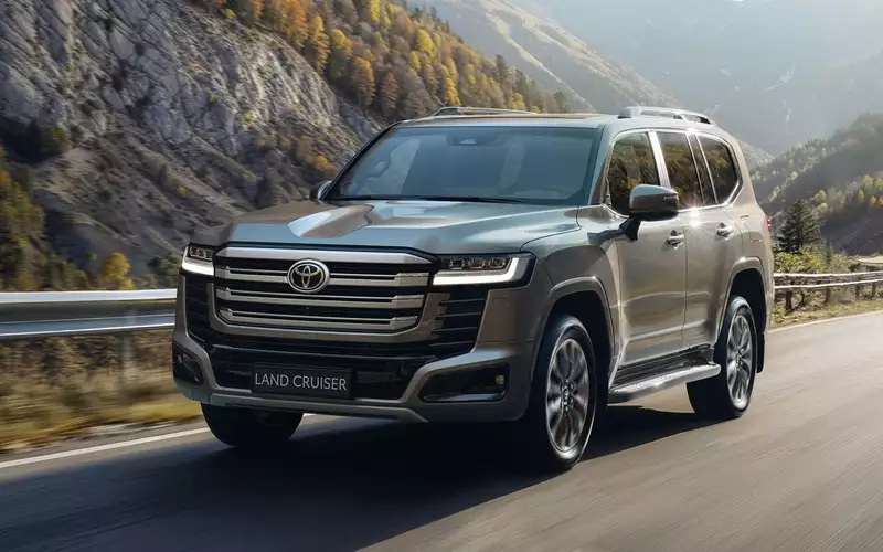 Toyota Land Cruiser 300 в России продают от 11,5 млн рублей