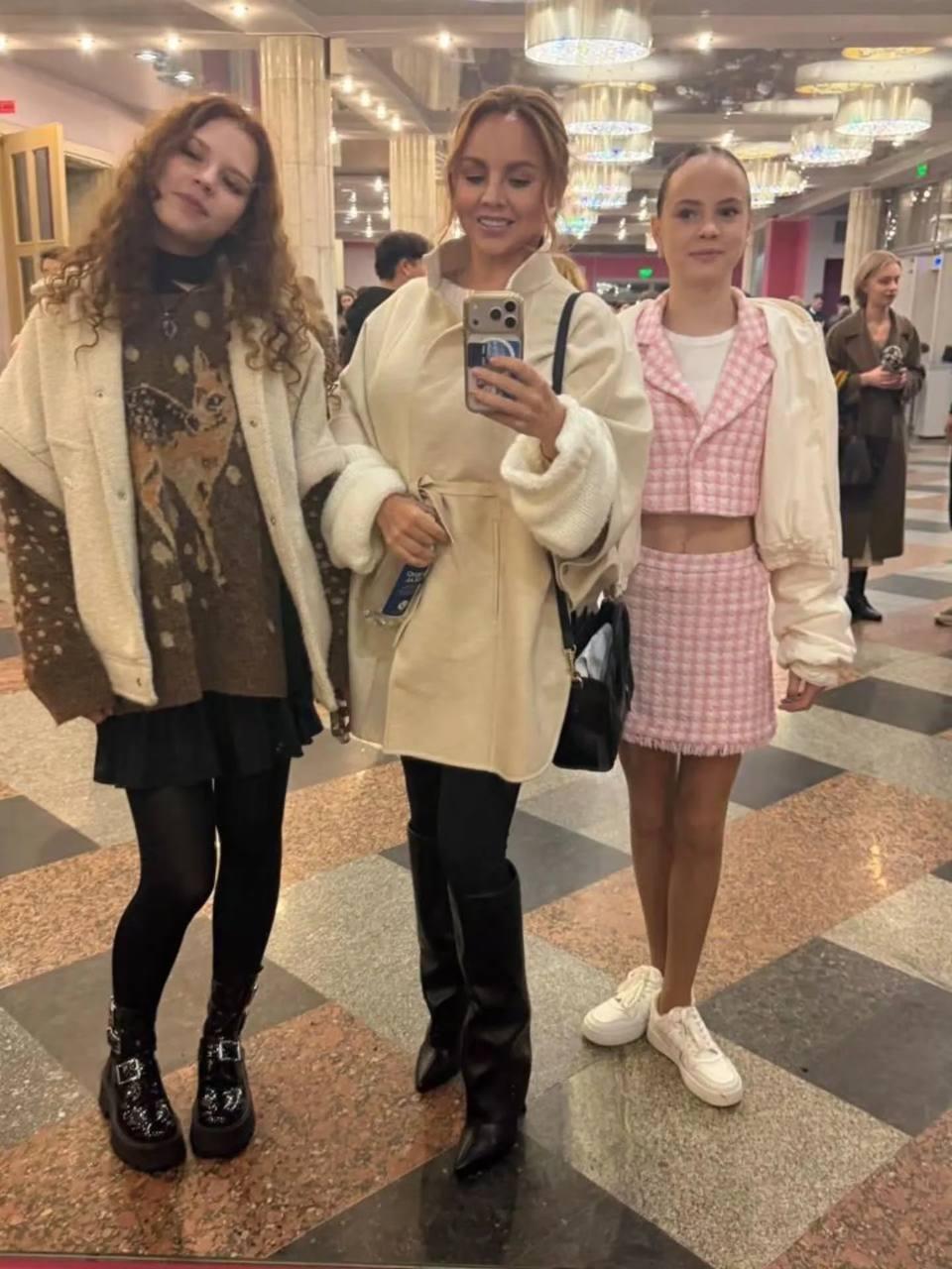 МакSим вышла в свет с дочерьми Александрой и Марией
