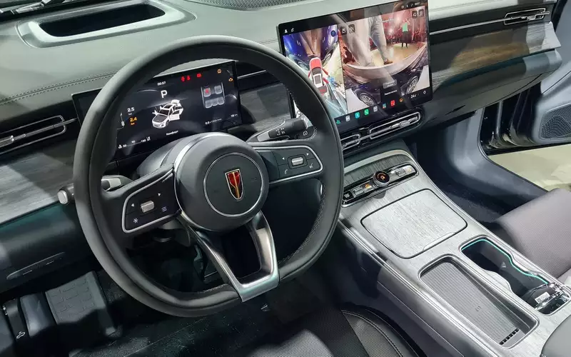 Обновлённый Hongqi H5 получил новый интерьер и подорожал на 5%