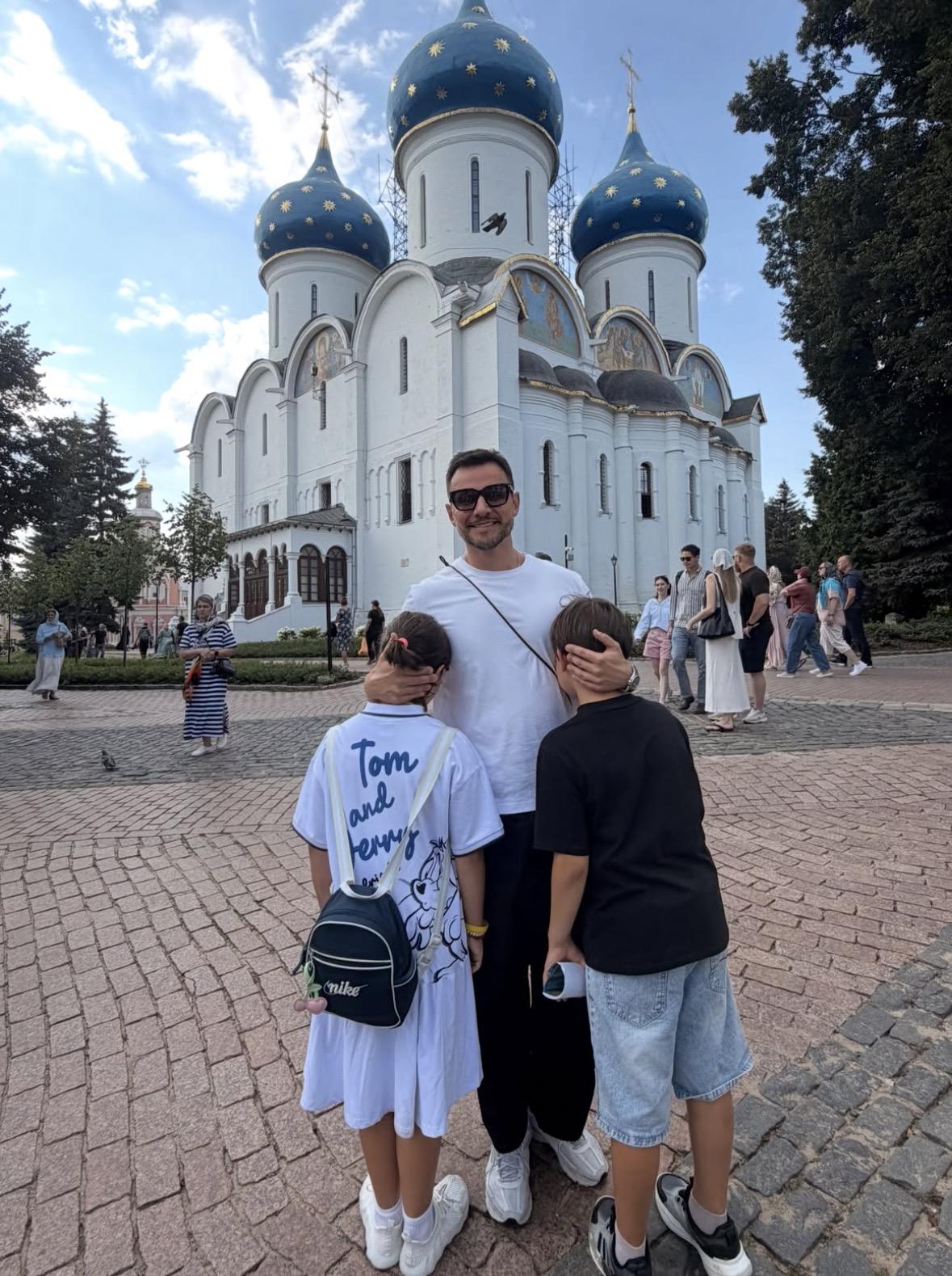 Вячеслав Манучаров показал редкое фото с тремя детьми