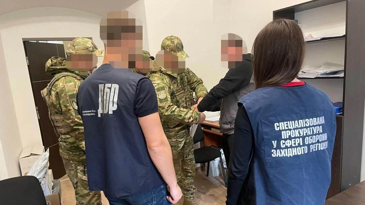 На Украине задержали пятерых сотрудников военкомата по делу о пытках и взятке