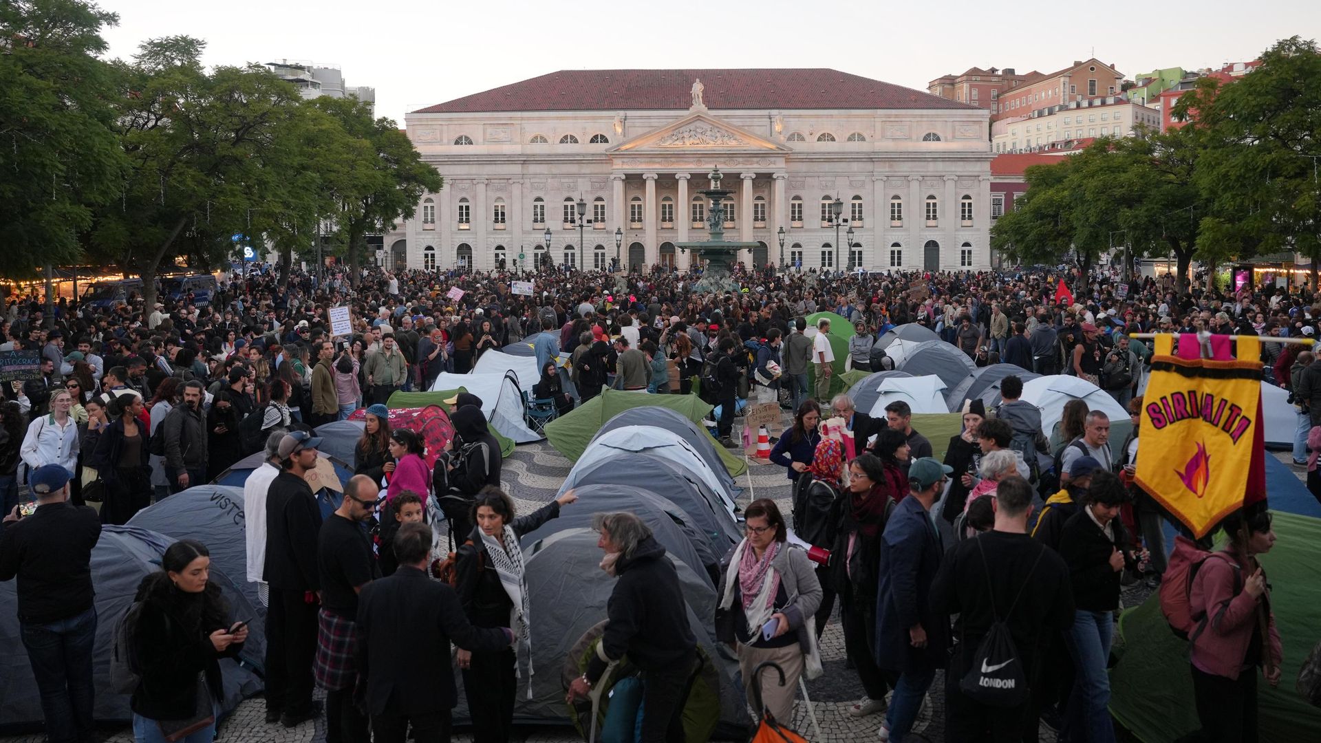В Португалии протесты за доступное жильё закончились столкновениями с полицией