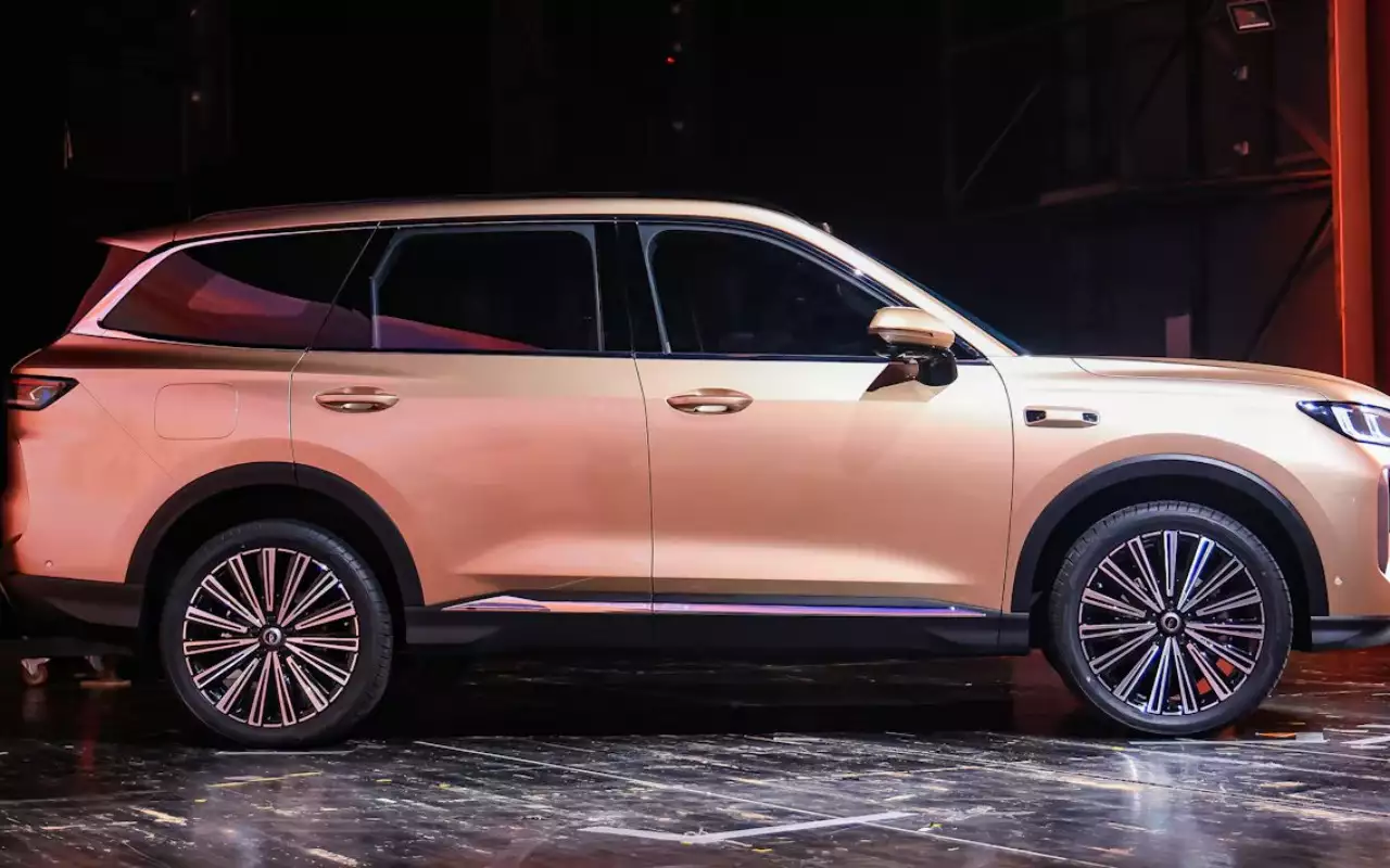 Обновлённый Chery Tiggo 7 получил новый салон и гибридную установку