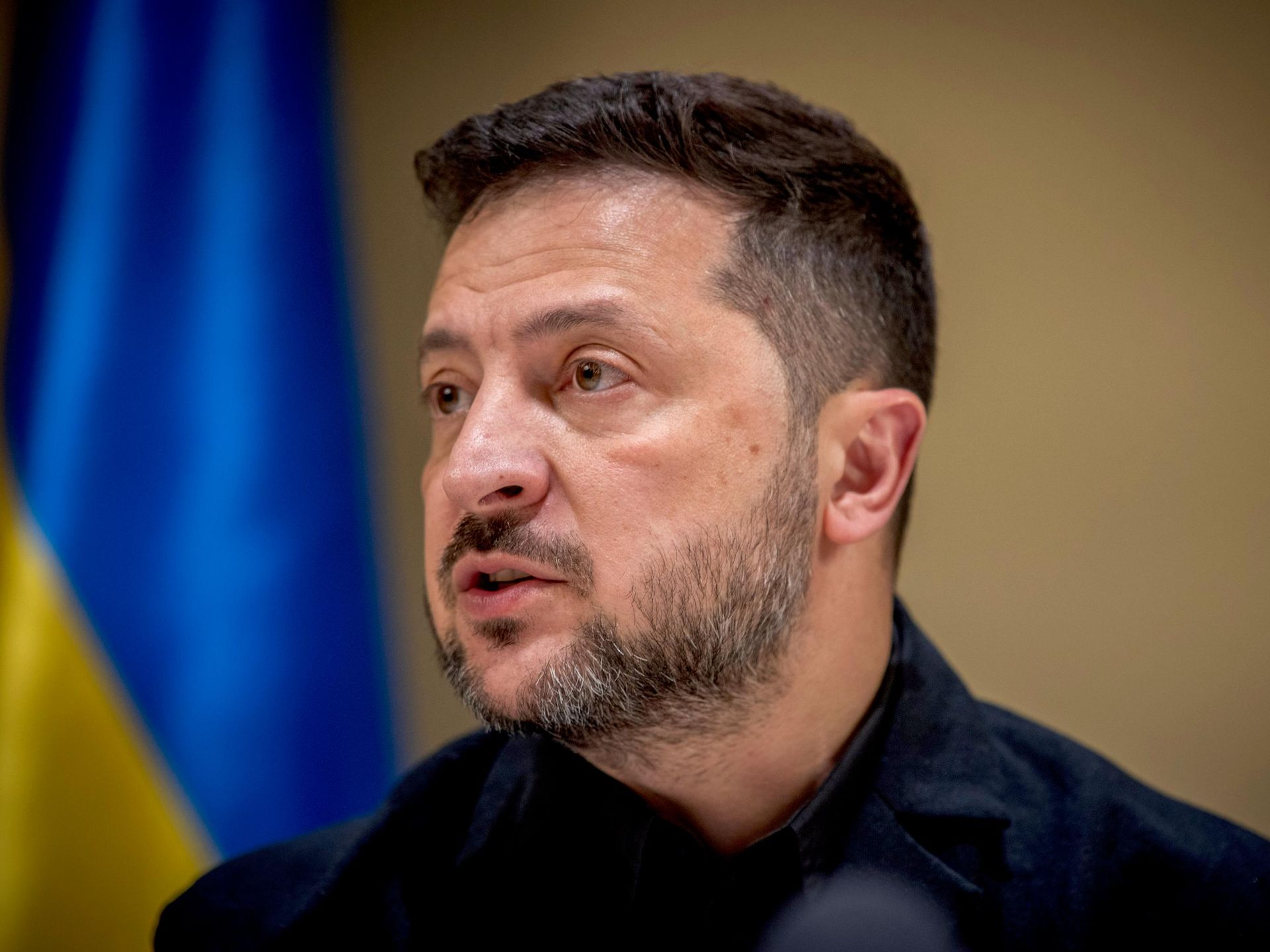 Зеленский заявил об отмене запрета на удары по российским НПЗ