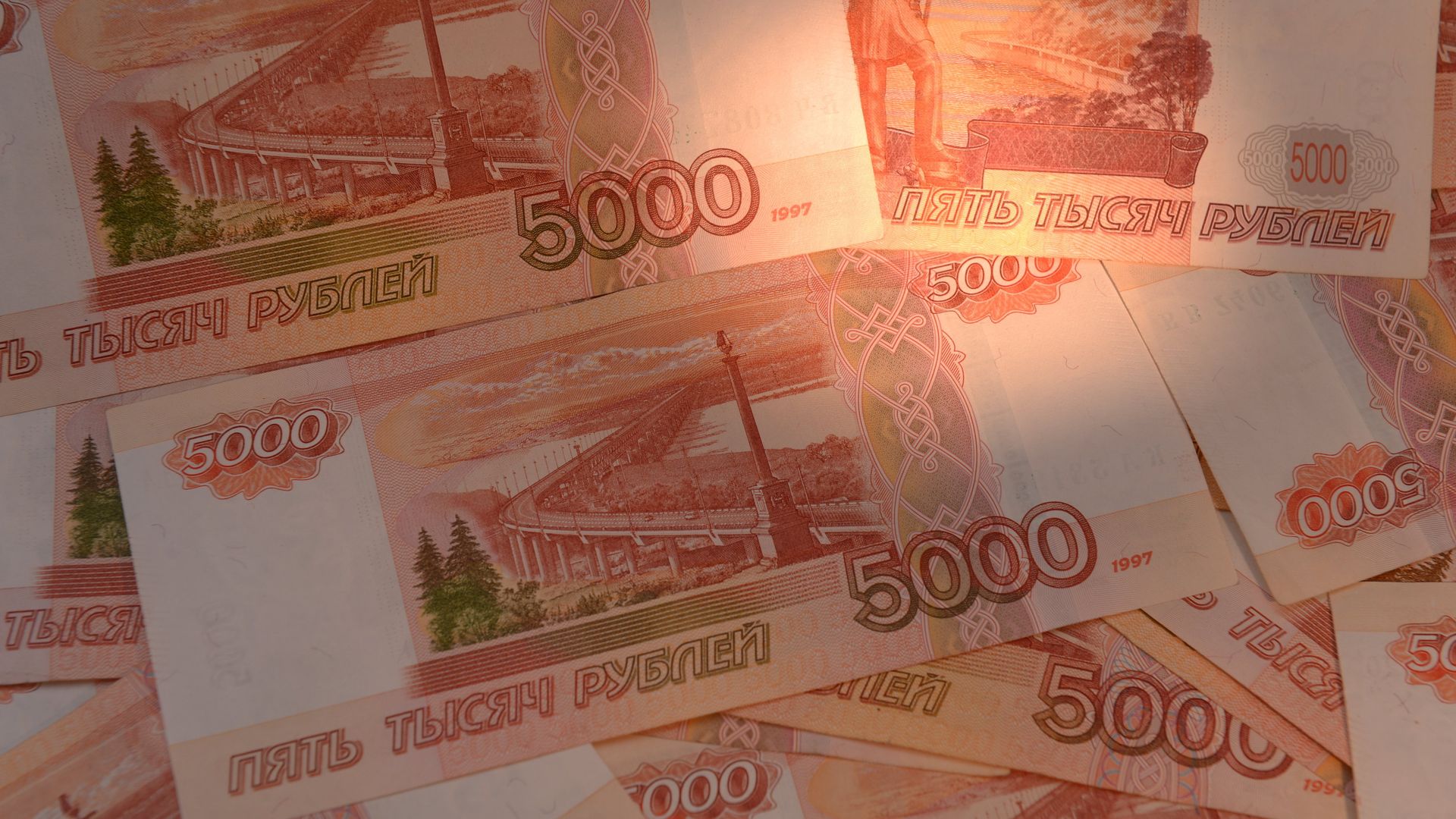 Рубль стал второй по темпам роста валютой к доллару в октябре