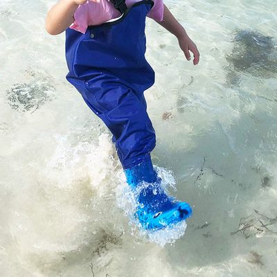 8Fans Kids Chest Waders, водонепроницаемые молодежные вейдерсы для рыбалки, 2 слоя водонепроницаемого нейлона из ПВХ с противоскользящими мультяшными ботинками синего цвета
