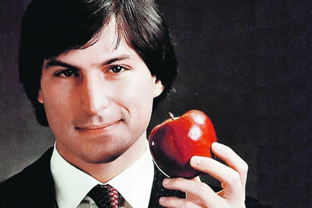 Стив Джобс и яблоко.jpg