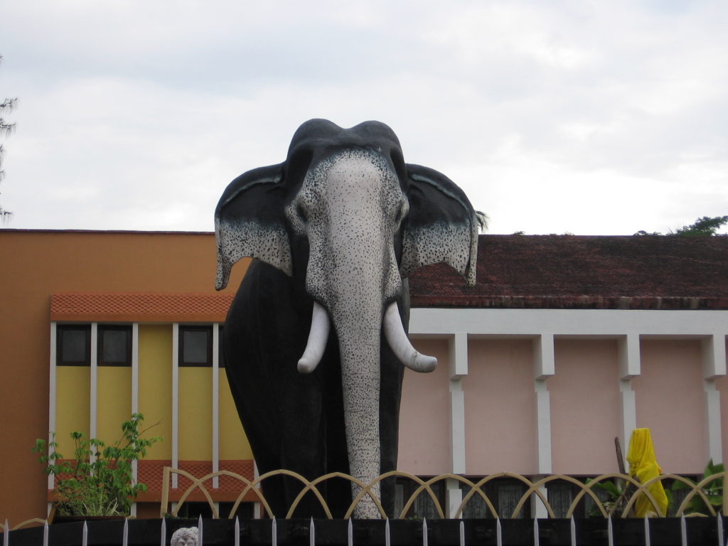 памятник слону 