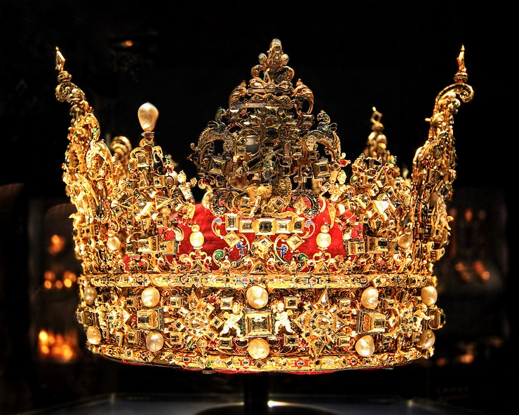 10 самых роскошных корон мира
