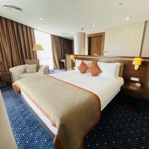 Parkside Hotel & Apartments