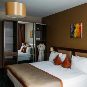 Parkside Hotel & Apartments