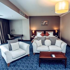 Parkside Hotel & Apartments