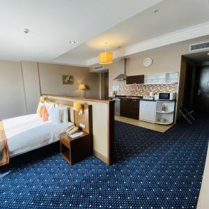 Parkside Hotel & Apartments