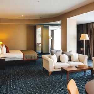 Parkside Hotel & Apartments