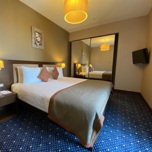 Parkside Hotel & Apartments