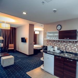 Parkside Hotel & Apartments