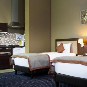 Parkside Hotel & Apartments
