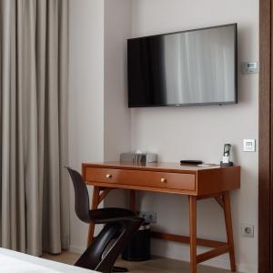 Hotel Page 20