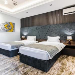 Hotel Roadside by Khorrot