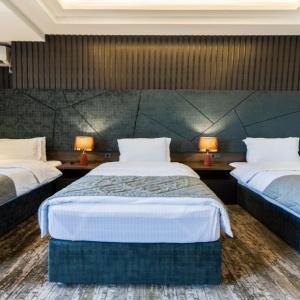 Hotel Roadside by Khorrot