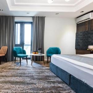 Hotel Roadside by Khorrot