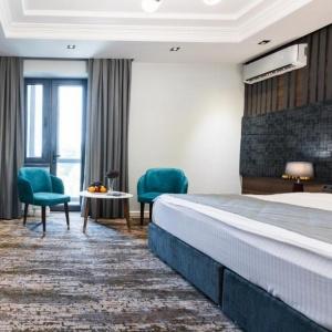 Hotel Roadside by Khorrot