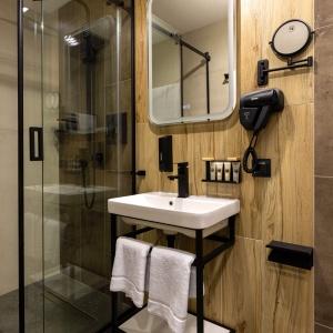 Hotel Izzzi Up 4 Community L&C