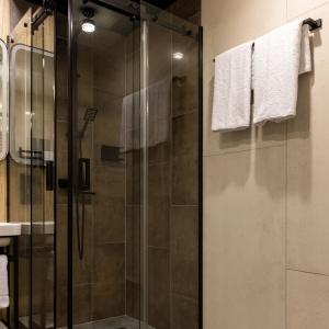 Hotel Izzzi Up 4 Community L&C