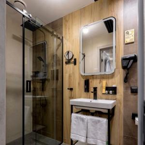 Hotel Izzzi Up 4 Community L&C