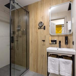 Hotel Izzzi Up 4 Community L&C