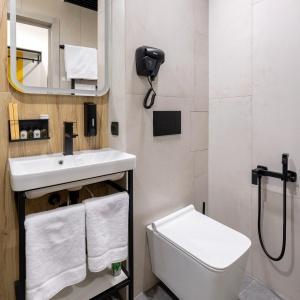 Hotel Izzzi Up 4 Community L&C