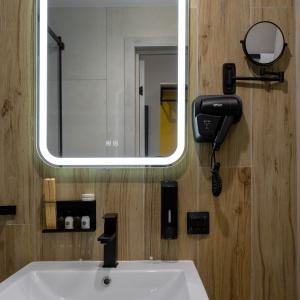 Hotel Izzzi Up 4 Community L&C