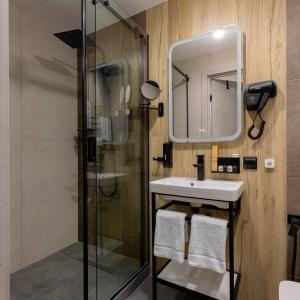 Hotel Izzzi Up 4 Community L&C