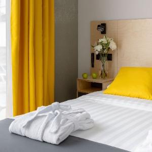 Hotel Izzzi Up 4 Community L&C