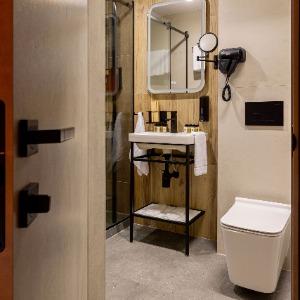 Hotel Izzzi Up 4 Community L&C