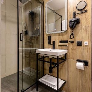 Hotel Izzzi Up 4 Community L&C