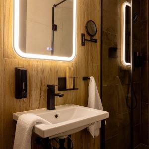 Hotel Izzzi Up 4 Community L&C