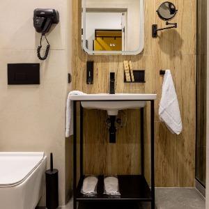 Hotel Izzzi Up 4 Community L&C