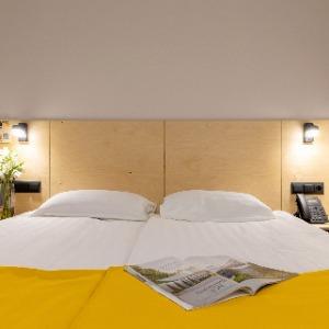 Hotel Izzzi Up 4 Community L&C