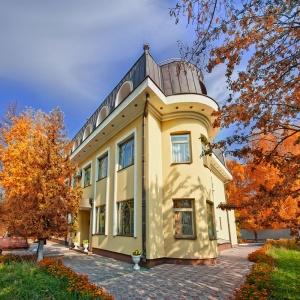 Hotel Neftyanik on Tolstoy