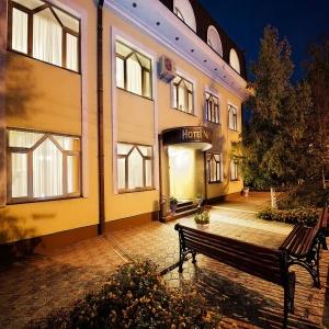 Hotel Neftyanik on Tolstoy
