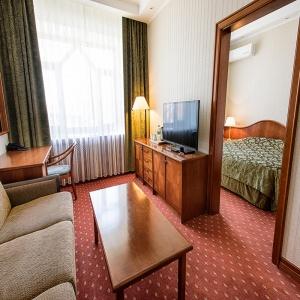 Hotel Neftyanik on Tolstoy