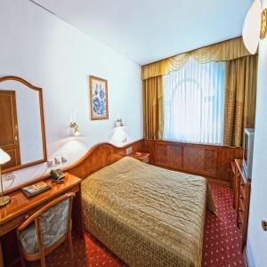 Hotel Neftyanik on Tolstoy