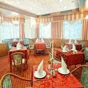 Hotel Neftyanik on Tolstoy
